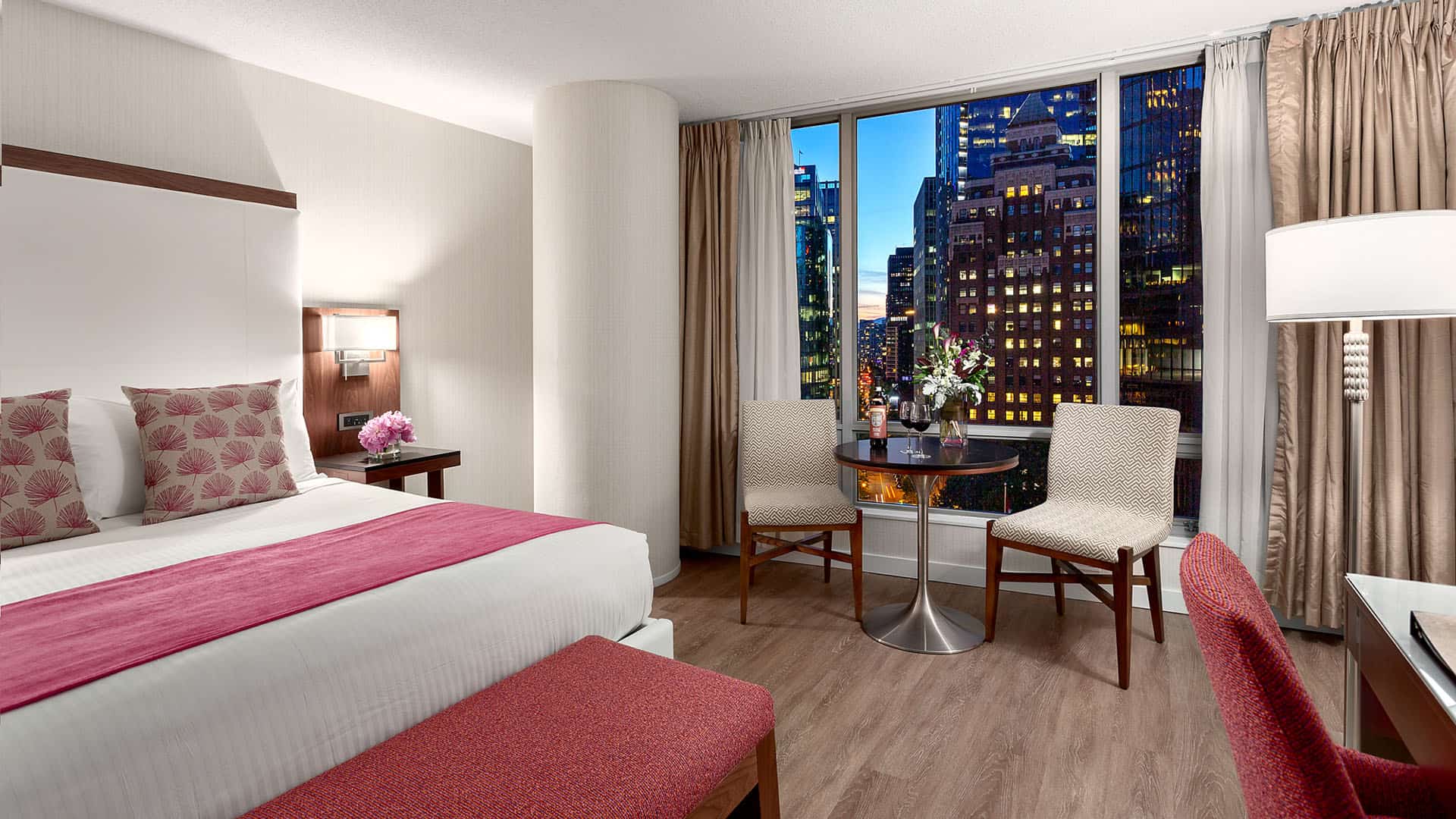 Auberge Vancouver Hotel Deluxe King City View Room